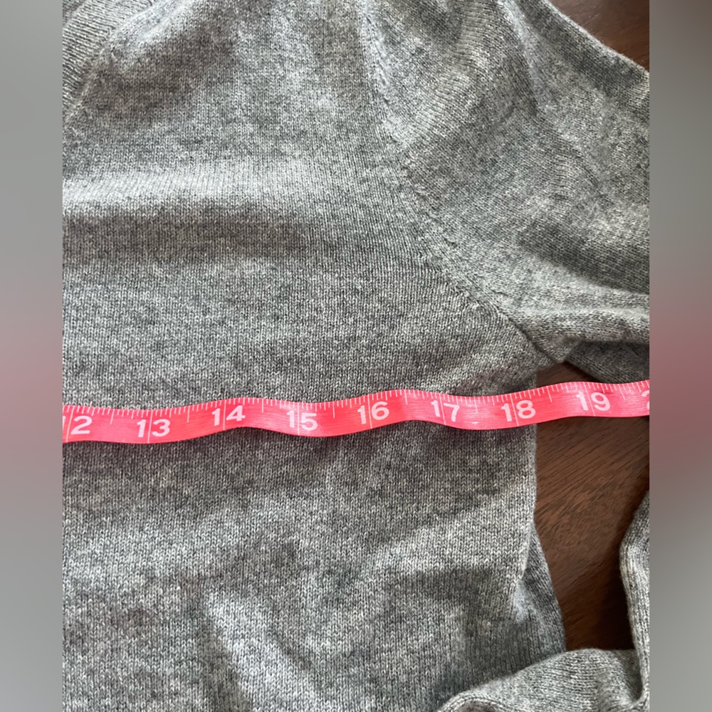 Quince V-Neck Mongolian Cashmere Sweater in Classic Gray NWT - Picture 3 of 4